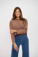 Buzo de tejido de punto con diseño a rayas horizontales en color chocolate y lavanda, de corte holgado, cuello redondo y mangas largas.