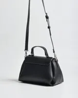 Cartera chica XL Extra Large de símil cuero negro con textura granulada, asa superior y correa bandolera regulable y desmontable. Cuenta con solapa frontal con logo grabado, detalle de tira con cierre giratorio metálico plateado y herrajes a tono.