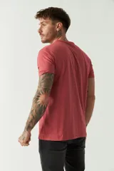 Remera de hombre color ladrillo, lisa, de corte regular, con bolsillo en el pecho, manga corta y cuello redondo. Confeccionada en algodón.