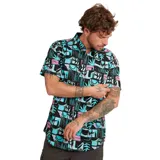 Camisa de manga corta con estampado abstracto en tonos negro, celeste, rosa y gris.