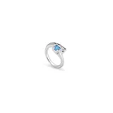 Anillo plateado con una piedra celeste engarzada.