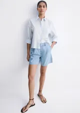 Short de denim color celeste con pinzas en la parte delantera y bolsillos laterales, de corte recto y tiro regular.