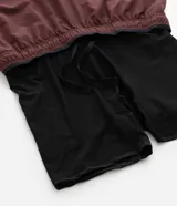 Bermuda deportiva color bordó con short interno de compresión negro integrado. Cuenta con cintura elástica con cordón de ajuste, bolsillos laterales con cierre y bolsillo interno. Confeccionada en tejido técnico de secado rápido.