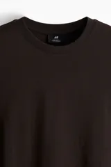 Remera de manga larga color marrón oscuro, con cuello redondo acanalado y corte recto.