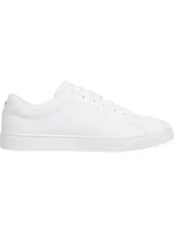 Zapatillas de tenis Tommy Hilfiger de cuero blanco, con suela cupsole y logo bordado en el lateral y la parte trasera.