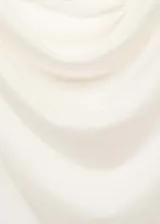 Top asimétrico de color blanco con cuello drapeado y diseño entallado. Presenta un corte de un solo hombro, dejando el otro al descubierto.