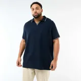 Remera de piqué de algodón color azul marino, con cuello polo sin botones y detalle de línea blanca en el borde del cuello y las mangas.
