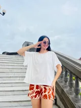 Remera blanca de mangas cortas con volados.