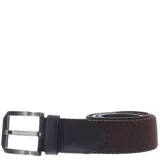Cinto de tejido elástico color marrón con puntera y pasador de cuero sintético oscuro, y hebilla metálica rectangular en tono gris mate.