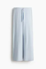 Pantalón de punto waffle en color celeste, con cintura elástica, cordón ajustable y diseño de piernas amplias.