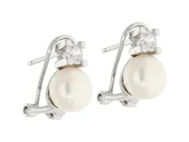 Par de aros de plata 925 con perlas blancas y circonias. Cierre tipo clip pasante.