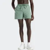 Short deportivo corto color verde menta, con cintura elástica y cordón ajustable, malla interior y bolsillos laterales.