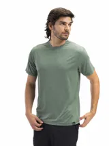 Remera de cuello redondo y manga corta, confeccionada en tejido técnico dry fit con acabado vintage wash. Presenta un diseño minimalista y versátil, ideal para actividades deportivas o uso diario.
