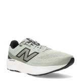 Championes de running New Balance modelo 520, color verde menta con detalles en negro y blanco. Presentan tecnología Fresh Foam en la entresuela para mayor amortiguación, capellada de malla transpirable y el logo N característico en los laterales.