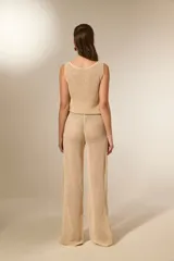 Pantalón largo de tejido en red con lentejuelas, color beige, de tiro bajo y corte holgado.