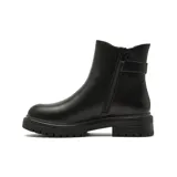 Bota corta estilo chelsea de cuero color marrón, con suela track dentada y detalle de tira con hebilla metálica en el tobillo.