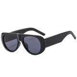 Lentes de sol con armazón de acetato negro de diseño envolvente y moderno, con cristales oscuros con protección UV400.