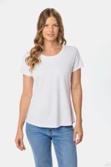 Remera color beige de corte clásico, con cuello redondo y mangas cortas.