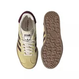 Championes adidas modelo Gazelle Bold, con diseño de plataforma de triple capa en color marrón claro. Presentan una capellada de gamuza en tono amarillo suave, con las icónicas tres tiras laterales y el refuerzo del talón en color bordó. Incluyen cordones blancos y lengüeta con textura grabada.
