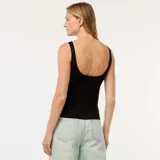 Musculosa negra de punto acanalado, sin mangas y con cuello redondo.