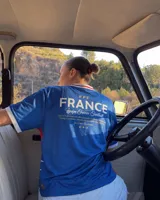Remera de fútbol inspirada en la selección de Francia, de color azul con franjas horizontales blancas y una franja roja en el pecho, cuello en V blanco y dorsal 10 en la parte frontal.