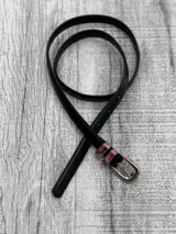 Cinto fino de cuero sintético color negro con hebilla metálica plateada.