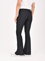 Calza de tiro alto con corte acampanado en el bajo, confeccionada en tejido elástico de color negro.