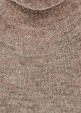 Vestido largo de punto acanalado con cuello perkins y manga larga. Diseño entallado confeccionado en una mezcla de lana y alpaca.