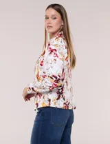 Blazer entallado de corte formal y estructurado, confeccionado en algodón con elastano. Presenta solapa clásica, cierre frontal con un botón a tono, bolsillos falsos tipo ojal en la cintura y mangas largas de corte recto. Cuenta con un diseño estampado floral en tonos rojo, bordó y amarillo sobre base blanca.