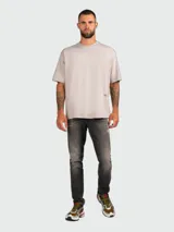 Remera Diesel T-Boggy-T2 de corte oversize y cuello redondo, color gris claro, confeccionada en algodón con una pequeña etiqueta distintiva en el dobladillo lateral.