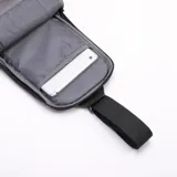 Bandolera negra de poliéster y simil cuero, con diseño ultrafino y ligero. Cuenta con correas reforzadas para uso izquierdo o derecho, bolsillo delantero con velcro, bolsillo trasero antirobo con cierre y espacio para tablets de hasta 7 pulgadas.