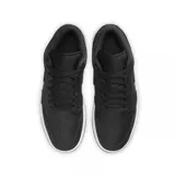 Championes Air Jordan 1 Low SE en color negro, con detalles de textura tipo elephant print en el swoosh y el talón. Presenta una suela blanca contrastante y el logo de Jordan en el talón.
