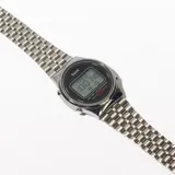 Reloj digital Rowina con caja rectangular color plateado y pulsera de eslabones metálicos.