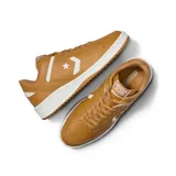 Championes Converse Weapon color marrón con detalles en blanco.