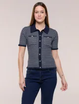 Cardigan de punto con textura Jacquard, cuello camisero, manga corta y cierre frontal con botones metálicos. Presenta bolsillos decorativos en el pecho.