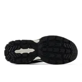 Championes New Balance modelo 410 V9, color negro con entresuela blanca y detalles reflectantes, diseñados para trail running y actividades al aire libre con amortiguación Fresh Foam.