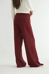 Pantalón tejido de corte recto y tiro alto, color beige, con cintura elástica ajustable mediante cordón y costura central vertical en cada pierna.