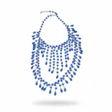 Collar estilo bohemio de cristales azules en cascada con cuentas facetadas y cierre ajustable.