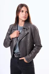 Campera estilo biker de cuero sintético en tono gris oscuro con efecto desgastado, cierre frontal cruzado y solapas clásicas.