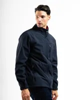 Campera azul marino de poliéster, tipo softshell, con cuello alto y cierre frontal. Cuenta con bolsillos laterales con cierre y un bolsillo vertical en el pecho. No tiene capucha.