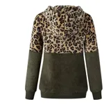 Buzo tipo canguro de polar, con diseño combinado en animal print de leopardo en la parte superior y color gris claro en la parte inferior. Cuenta con capucha, cordones ajustables y cierre frontal.