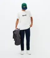 Pantalón masculino de corte skinny confeccionado en sarga de algodón con elastano. Presenta cierre frontal con botón y cremallera, cintura con trabillas y bolsillos laterales y traseros.