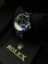 Set de dos relojes de pulsera con caja y malla de acero inoxidable. Incluye un reloj estilo diver con bisel azul y un reloj de esfera cuadrada azul con movimiento de cuarzo.