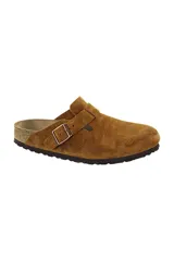 Zueco Birkenstock Boston de ante color marrón claro, con plantilla anatómica suave, suela de goma EVA y hebilla metálica ajustable.