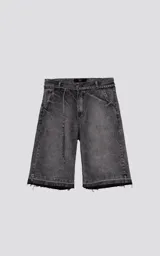 Bermuda de denim en color negro con efecto lavado, corte oversize y ruedo desflecado. Incluye un cinturón fino integrado en la cintura.