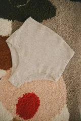 Pack de dos bombachas maternales de tiro alto, confeccionadas en algodón gris melange con detalle de puntilla en los bordes de las piernas. Diseño con faja delantera reforzada para mayor sujeción y comodidad durante el embarazo.