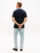Remera de piqué azul marino para hombre, con cuello redondo, manga corta, bolsillo en el pecho con detalle de cinta tricolor y logo bordado en la manga.