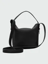 Cartera bucket de cuero marrón texturizado, con solapa frontal con cierre de botón a presión metálico dorado, asa corta superior y correa cruzada ajustable.