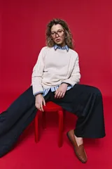 Sweater de tejido de punto negro con tramas de ochos en las mangas y laterales, cuello redondo a la base y mangas largas.