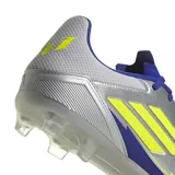 Championes de fútbol Adidas F50 League FG/MG Messi, plateados con detalles en azul y amarillo.
